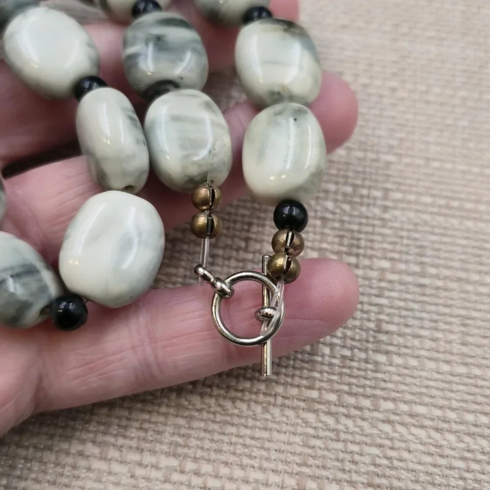 18 Inch Feather Gray Calcite Stone Chunky Necklace B1000 - Picture 4 of 6